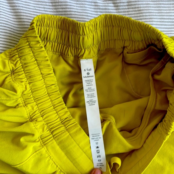 Peloton Lululemon Hotty Hot Shorts - Size 6 - Picture 3 of 4